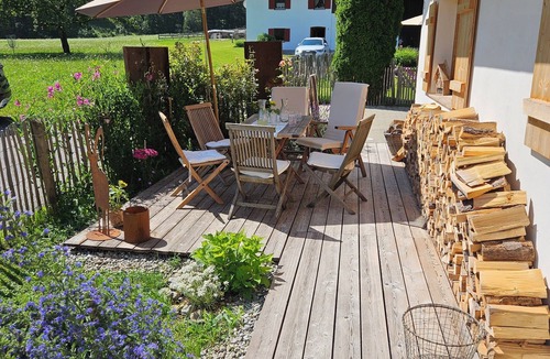 Bach Apartment | Neu! Ferienwohnung Alpenblume für 2 Personen mit Terrasse und überdachtem Balkon