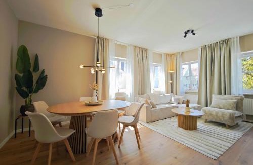 Memmingen Apartment | NEU! KINGS-Apartment - 300m zum Bahnhof - max 6 Personen - Mobiles Klimagerät - Küche
