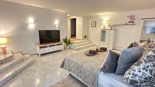 Koetz Apartment | NEUE Sonnige große Villa Ferienwohnung, , NUR 10 min ZU Fuß VON LEGOLAND entfernt,126 m2 stillvolle Ferienwohnung NR 1 , wunderschöner Garten mit Terrasse und Waldblick, großes Bad, ruhige Lage, Erholung My Luxury Apartments