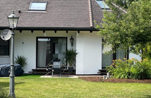 Koetz Apartment | NEUE Sonnige Villa Ferienwohnung, EIGENER WHIRLPOOL, NUR 10 min ZU Fuß VON LEGOLAND entfernt,80 m2 stillvolle Ferienwohnung NR 7 , wunderschöner Garten mit Terrasse, für den ersten Frühstück gefüllter Kühlschrank,My Luxury Apartments