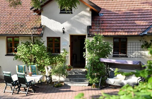 Traitsching Apartment | Neurenovierte FeWo (70qm) mit Terrasse und 2 Schlafzimmern