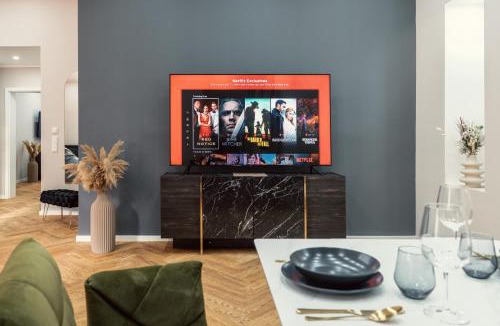 Innenstadt Apartment | NEW LUXUS Suite I TWO Kingbeds I Center
