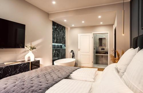 Innenstadt Apartment | NEW LUXUS Suite I TWO Kingbeds I Center