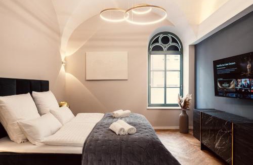 Innenstadt Apartment | NEW LUXUS Suite I TWO Kingbeds I Center