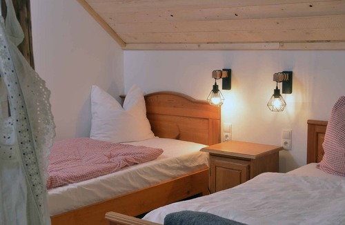 Mainleus Apartment | Newly renovated hiking hut on the Main Cycle Path for up to 8 people