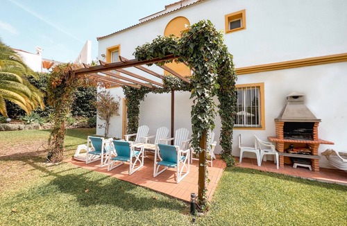 Marbella Villa | Nice Villa in Nueva Andalucia with Mountain View, Pool, Wi-Fi, A/C, Terraces & Garden