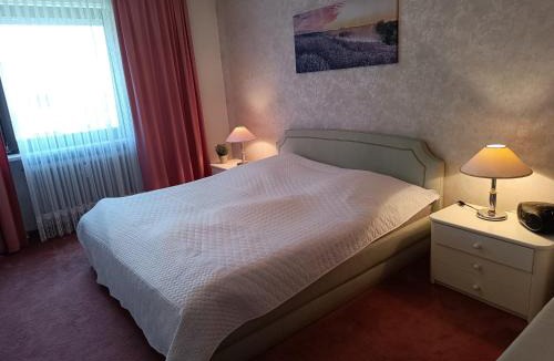 Tutzing House | Nichtraucher-Zimmer, mit Sonnenaufgang, Kühlschrank, Ventilator und ruhiger Innenhof Obergeschoss bei Koberstein