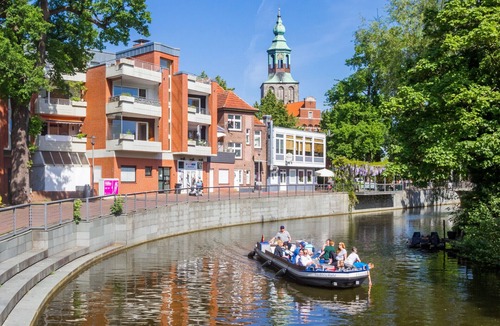 Nordhorn Apartment | NINO-Boardinghouse 2 with 27 m² in Nordhorn. Practically equipped pantry kitchen with dishwasher, microwave with grill function & coffee machine. With box-spring bed, smart TV & Bluetooth radio.
