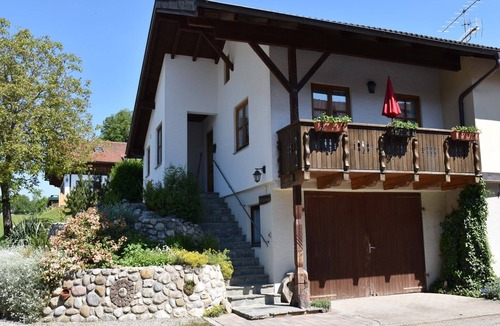 Bad Endorf Apartment | Nr. 1 Ferienwohnung, 40 qm Obergeschoss, 1 Separates Schlafzimmer