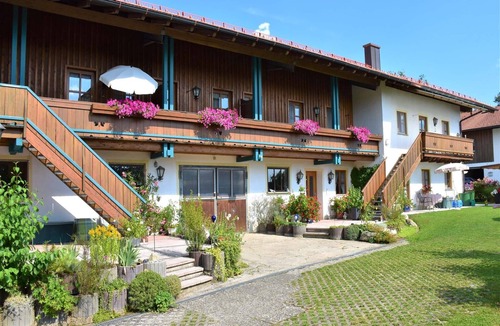 Bad Endorf Apartment | Nr. 1 Ferienwohnung, 40 qm Obergeschoss, 1 Separates Schlafzimmer