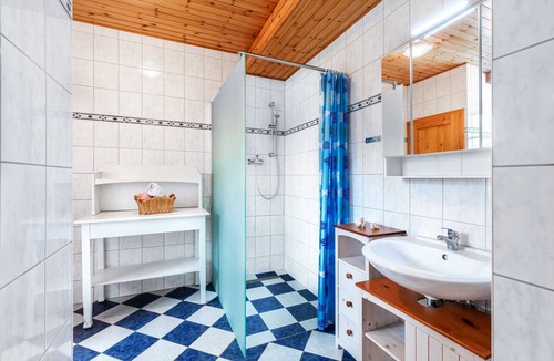 Steffenshagen House | Nr. 2 - 4 Zimmer Ferienwohnung mit Kamin, Terrasse, Garten - Ostsee Bauernhof Schwalbennest OFC 15