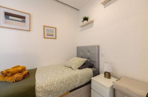 Simancas Bed & Breakfast | Oruro: Room with Bolivian essence and comfort in Madrid