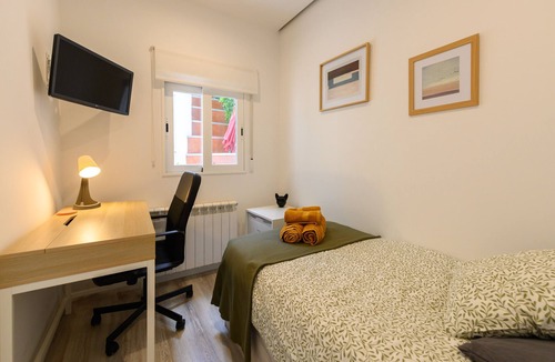 Simancas Bed & Breakfast | Oruro: Room with Bolivian essence and comfort in Madrid