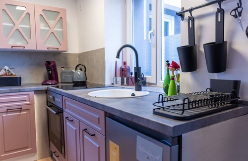 Wolframs-Eschenbach Apartment | Our 2024 newly built and cozy apartment in vintage-modern style with about 60sqm is at ground level with separate entrance and can accommodate 1-4 people. The fully equipped kitchen with fridge, stove, oven, kettle and coffee machine