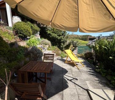 Neuravensburg Apartment | Panorama-Haus Ferienwohnung SÄNTIS - Schlafzimmer, Wohnzimmer, Küche, Bad, Sonnenterrasse mit Bergblick im Garten