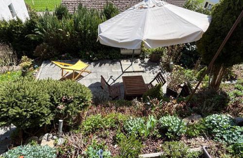 Neuravensburg Apartment | Panorama-Haus Ferienwohnung SÄNTIS - Schlafzimmer, Wohnzimmer, Küche, Bad, Sonnenterrasse mit Bergblick im Garten