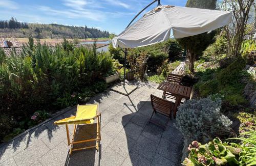 Neuravensburg Apartment | Panorama-Haus Ferienwohnung SÄNTIS - Schlafzimmer, Wohnzimmer, Küche, Bad, Sonnenterrasse mit Bergblick im Garten