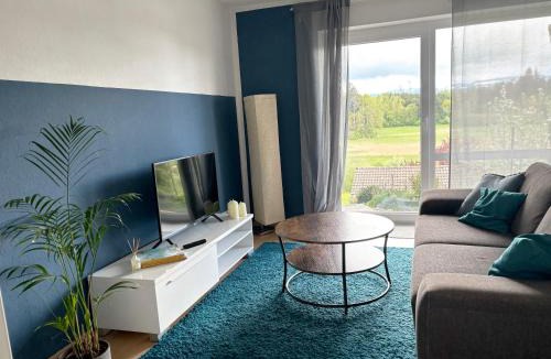 Neuravensburg Apartment | Panorama-Haus Ferienwohnung SÄNTIS - Schlafzimmer, Wohnzimmer, Küche, Bad, Sonnenterrasse mit Bergblick im Garten