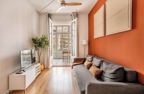 L'Antiga Esquerra de l'Eixample Apartment | Paseo de Gracia sunny and large 4 bedrooms