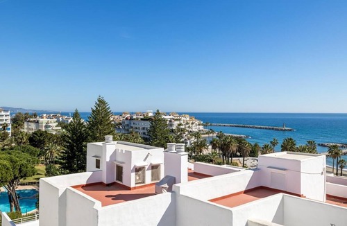 Puerto Banus Apartment | Penthouse in Playas del Duque for 4 people | Casa Cadiz 607