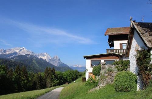 Garmisch-Partenkirchen House | Pfeiffer Alm am Sonnenhang mit Blick auf die Zugspitze