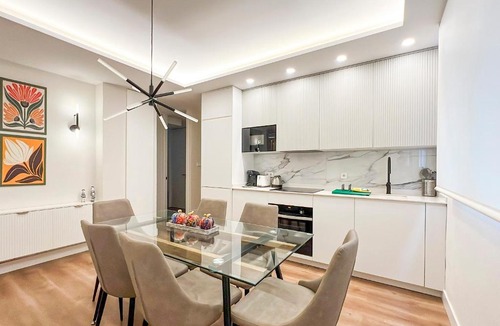 Golden Triangle of Art Apartment | Piso elegante Atocha 2H/2B by Berlany España