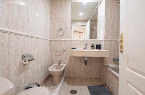 San Blas-Canillejas Apartment | Piso Exclusivo con Piscina y Atención 24 horas cerca del Aeropuerto e IFEMA