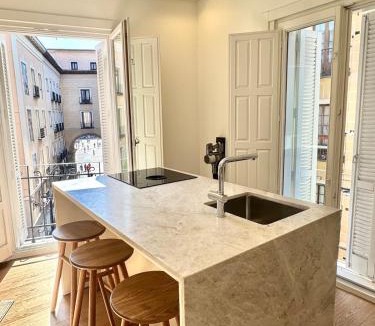 Ciudad Universitaria Apartment | Plaza Mayor View Apartment in City Center