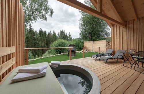 Regen Apartment | Premium forest chalet with panoramic forest views and a heated hot tub on the terrace