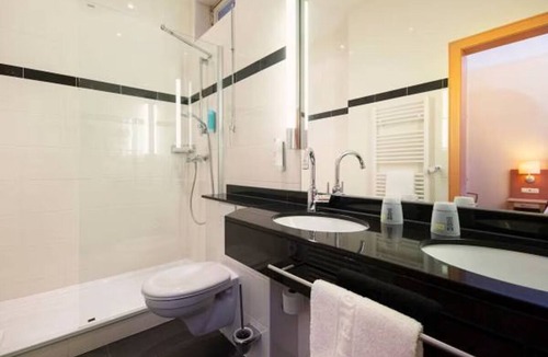 Zentrum Hotel | Prime Location | Heart Of Bonn | Junior Suite | Pet-Friendly Stay!