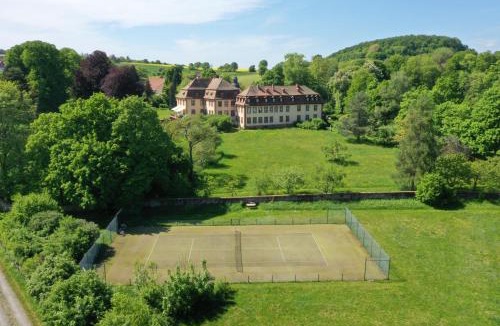 Zeitlofs Apartment | Private apartment in historic castle from 1608 with tenniscourt