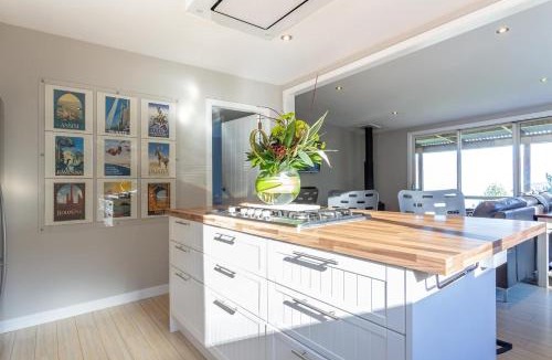 Closeburn House | Private Cottage with Spa and Amazing Lake Views