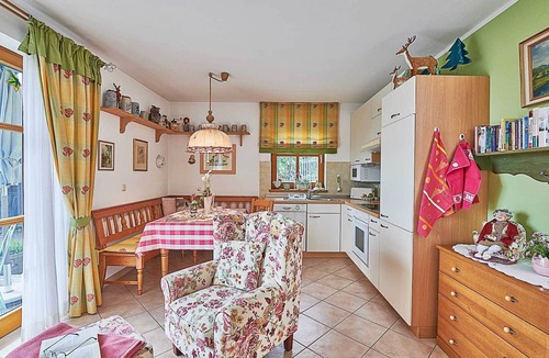 Hartmannsreut Apartment | Pure romance & tranquillity - time out on the edge of the forest with mountain views and a tiled stove