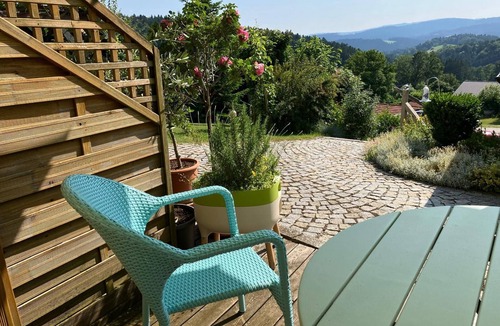 Hartmannsreut Apartment | Pure romance & tranquillity - time out on the edge of the forest with mountain views and a tiled stove