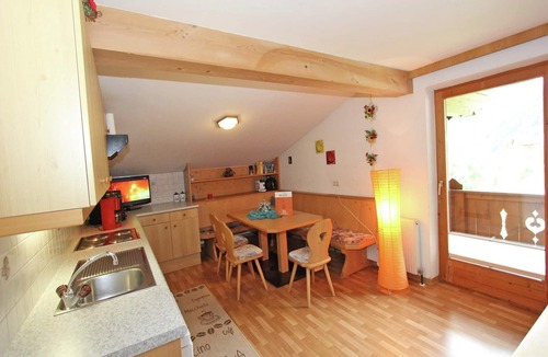 Finkenberg Apartment | Quaint Apartment in Finkenberg near Ski Lift