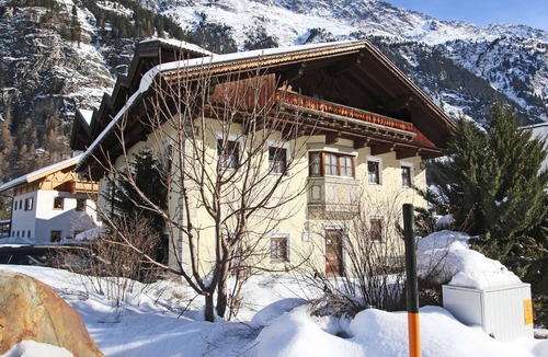 Huben Apartment | Quaint Apartment in Langenfeld