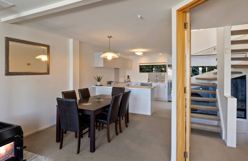Queenstown Apartment | Queenstown Escape | Heated Pool & Stunning Lake Views | 3 Bedrooms