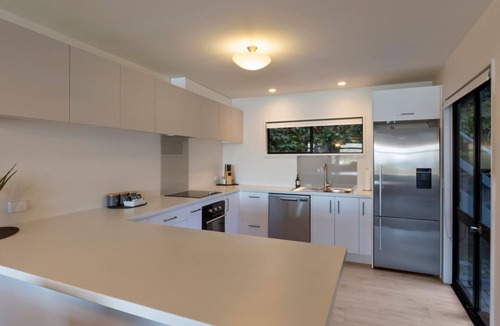 Queenstown Apartment | Queenstown Escape | Heated Pool & Stunning Lake Views | 3 Bedrooms
