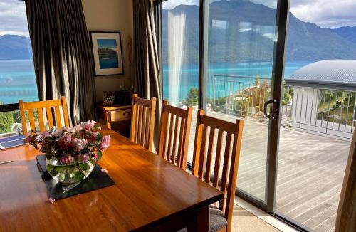 Fernhill House | Queenstown Lake Panorama