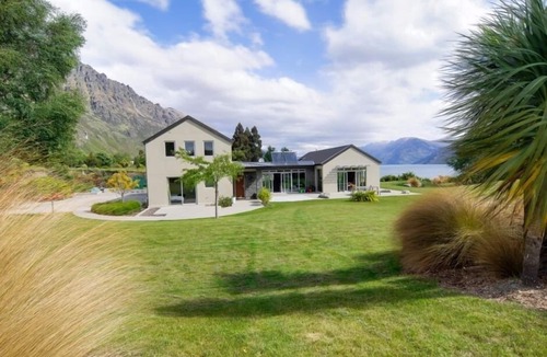 Kawarau Falls House | Queenstown Lakeside Holiday House