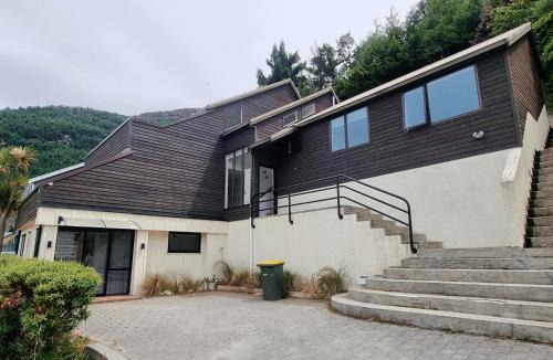 Sunshine Bay House | Queenstown Lakeview Holiday Home-5mins to town