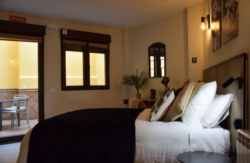 El Molar Apartment | Quiet and comfortable accommodation in El Molar, near the wineries/caves.