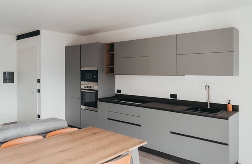 Spera Apartment | Quiet apartment surrounded by greenery, with views of the valley and sunset
