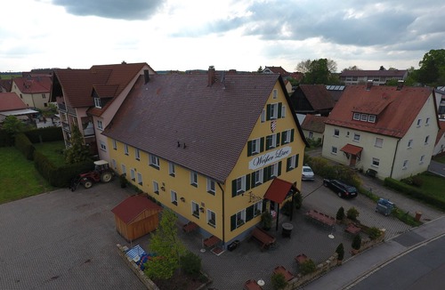 Burgthann Apartment | Quiet apartment at the traditional White Lion inn