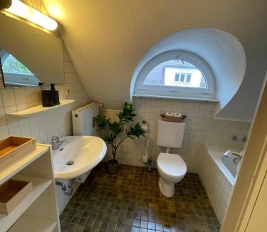 Neuhausen - Nymphenburg Apartment | Quiet Center Apartment - 10 min to Center & Oktoberfest - Free Parking - near Nymphenburg Palace & Botanical garden