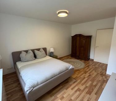 Neuhausen - Nymphenburg Apartment | Quiet Family Apartment - 10 min to Center & Oktoberfest - Free Parking - Balcony - near Nymphenburg Palace & Botanical garden