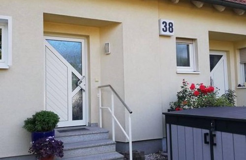 Leubnitz-Neuostra Apartment | Quiet, spacious, easily accessible, close to downtown, free parking right next door