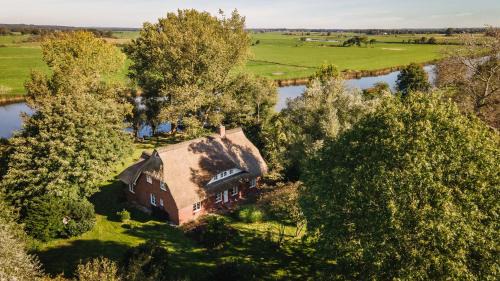 Breiholz House | Reetdachhaus direkt am Wasser