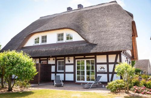 Rankwitz House | Reethus-am-Hafen Reetdachhaus Hafenblick mit Garten und Blick aufs Wasser