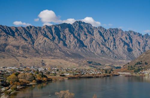Frankton House | Remarkable Views - Queenstown Holiday Home